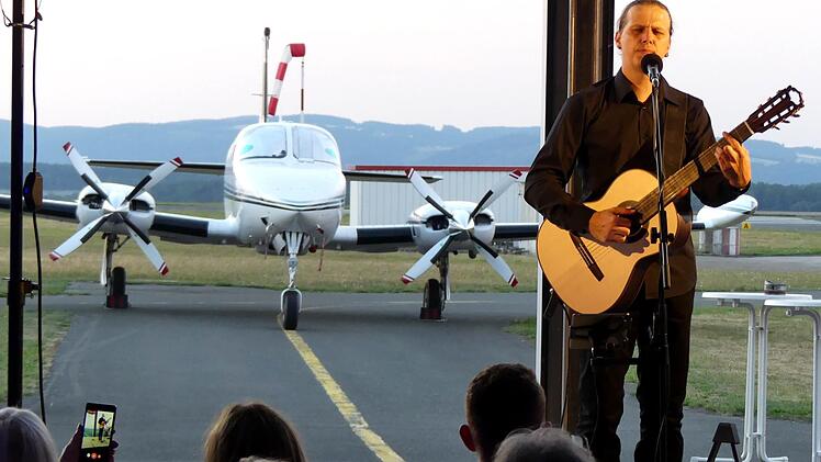 "Ich nehme es niemanden übel, wenn er an mir vorbei in die herrliche Kulisse des Abendhimmels schaut", sagte "Das Eich" gleich zu Beginn seines Benefizkonzertes im Hanft-Hangar des Flugplatzes.Dieter Hübner