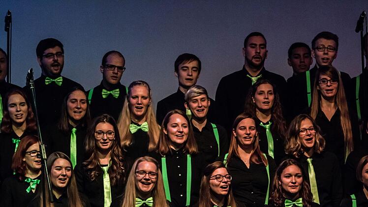 Mitreißend lebendigen Gesang demonstrierte der Coburger Hochschulchor "Die Klangfänger" bei seiner Musik zum Advent unter der Leitung von Moritz Metzner.Foto: Jochen Berger