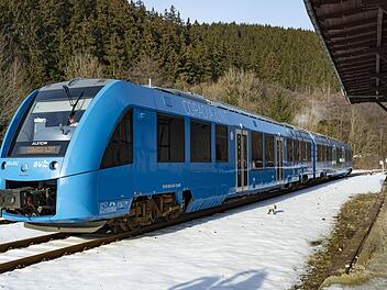 Die Besucher sind am Tag der Franken eingeladen, an der Sonderfahrt des Coradia iLINT teilzunehmen. Der mit einer Wasserstoff-Brennstoffzelle betriebene Triebwagenzug pendelt mehrmals am Tag zwischen Neustadt und Sonneberg. Es ist seine erste Fahrt n Bayern. Archivbild