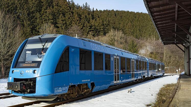 Die Besucher sind am Tag der Franken eingeladen, an der Sonderfahrt des Coradia iLINT teilzunehmen. Der mit einer Wasserstoff-Brennstoffzelle betriebene Triebwagenzug pendelt mehrmals am Tag zwischen Neustadt und Sonneberg. Es ist seine erste Fahrt n Bayern. Archivbild