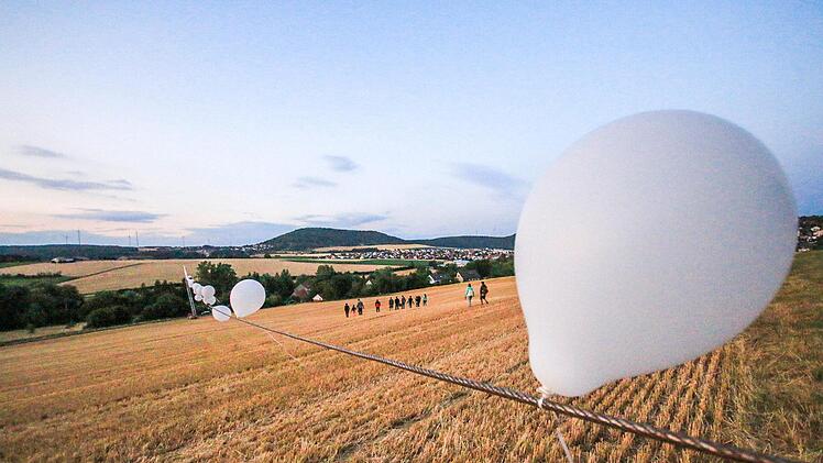 Ein auf 20 Meter Höhe gespanntes Stahlseil mit Luftballons soll zeigen, wo die Talbrücke der Ortsumgehung künftig laufen soll. Foto: Benedikt Borst