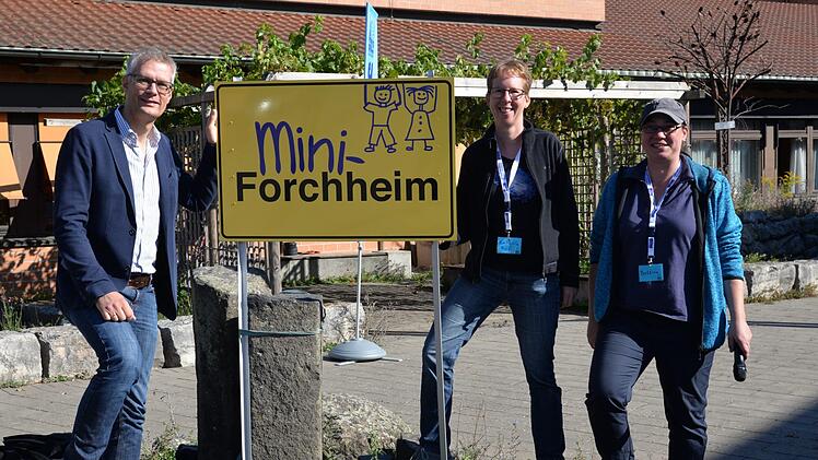 Oberbürgermeister Uwe Kirschstein, Kathrin Reif und Bettina Schuierer stellen das Ortsschild Mini-Forchheim vor. Foto: Franka Struve