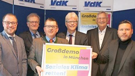 Rufen bei der Kreisversammlung des VdK zur Teilnahme an der Gro&szlig;demo in M&uuml;nchen auf, die im M&auml;rz stattfinden wird (von links): Landrat Sebastian Straubel, VdK-Bezirksgesch&auml;ftsf&uuml;hrer Roland Sack, VdK-Kreisgesch&auml;ftsf&uuml;hrer Thomas Steinlein, VdK-Landesgesch&auml;ftsf&uuml;hrer Michael Pausder, Kreisehrenvorsitzender Hellmut Ott und B&uuml;rgermeister Martin Finzel. Foto: Alexandra Kemnitzer