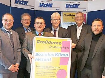 Rufen bei der Kreisversammlung des VdK zur Teilnahme an der Großdemo in München auf, die im März stattfinden wird (von links): Landrat Sebastian Straubel, VdK-Bezirksgeschäftsführer Roland Sack, VdK-Kreisgeschäftsführer Thomas Steinlein, VdK-Landesgeschäftsführer Michael Pausder, Kreisehrenvorsitzender Hellmut Ott und Bürgermeister Martin Finzel. Foto: Alexandra Kemnitzer