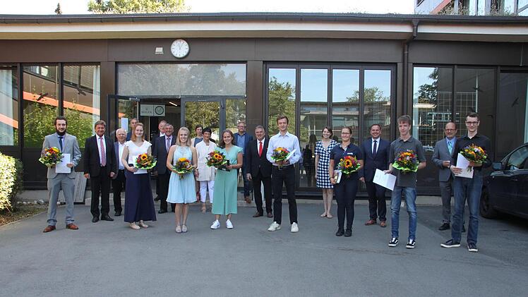 356 Schüler verabschiedet die  Hans-Wilsdorf-Berufsschule. Das Bild zeigt die Offiziellen mit den  Schulbesten. Foto: Stephan Stöckel