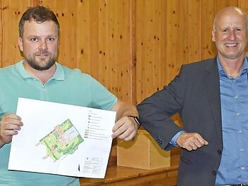 Der alte und neue Ortssprecher von Hainert hei&szlig;t Florian Storch (links). B&uuml;rgermeister Stefan Paulus gratulierte coronakonform.  Foto: cr