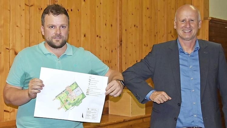 Der alte und neue Ortssprecher von Hainert heißt Florian Storch (links). Bürgermeister Stefan Paulus gratulierte coronakonform.  Foto: cr