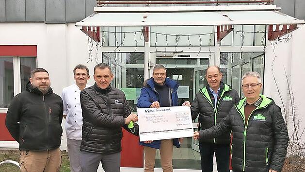 Eine Spende &uuml;ber 20&nbsp;000 Euro der Gemeinde R&ouml;ttenbach an die Laufer M&uuml;hle &uuml;berbrachten Erster B&uuml;rgermeister Ludwig Wahl (Dritter von links), Zweiter B&uuml;rgermeister Harald Rotschka (F&uuml;nfter von links) und Dritter B&uuml;rgermeister Johann G&ouml;tz (rechts). Dar&uuml;ber freuten sich die Mitarbeiter des Therapiezentrums, Basti Schuh (links), Alfred Bogensperger (Zweiter von links) und Michael Thiem (Vierter von links).