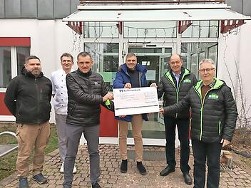 Eine Spende über 20 000 Euro der Gemeinde Röttenbach an die Laufer Mühle überbrachten Erster Bürgermeister Ludwig Wahl (Dritter von links), Zweiter Bürgermeister Harald Rotschka (Fünfter von links) und Dritter Bürgermeister Johann Götz (rechts). Darüber freuten sich die Mitarbeiter des Therapiezentrums, Basti Schuh (links), Alfred Bogensperger (Zweiter von links) und Michael Thiem (Vierter von links).