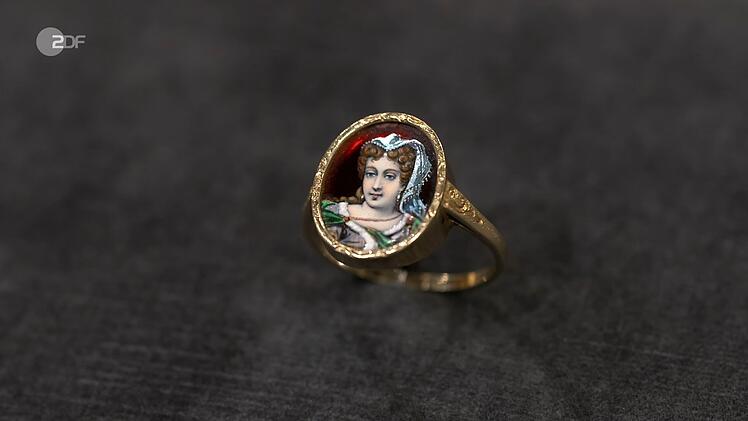 Das Objekt der Begierde: ein goldener Ring mit Emaille-Malerei. Den Wunschpreis von 250 Euro toppte der Experte mit einem Schätzpreis von 450 Euro: "Jetzt haben wir kein historisch bedeutendes Stück. Aber wir haben eine Antiquität."