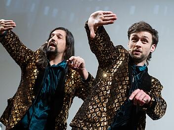 Neues Format "Fun Facts": Stars bek&auml;mpfen Fake News mit Humor