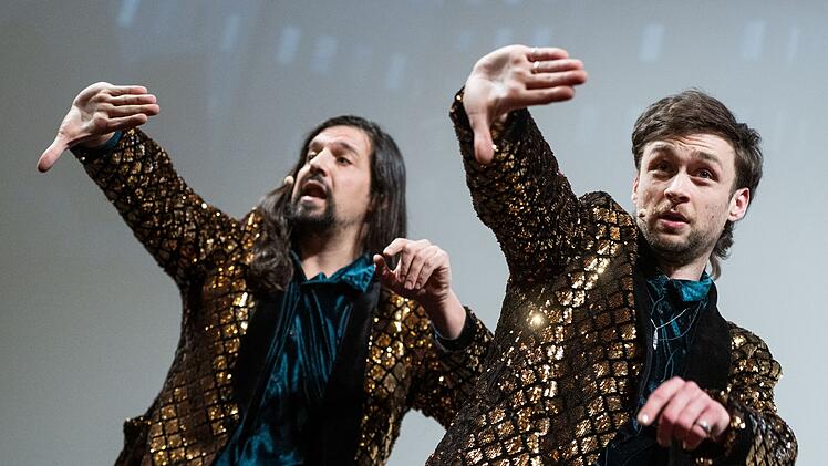 Neues Format "Fun Facts": Stars bek&auml;mpfen Fake News mit Humor