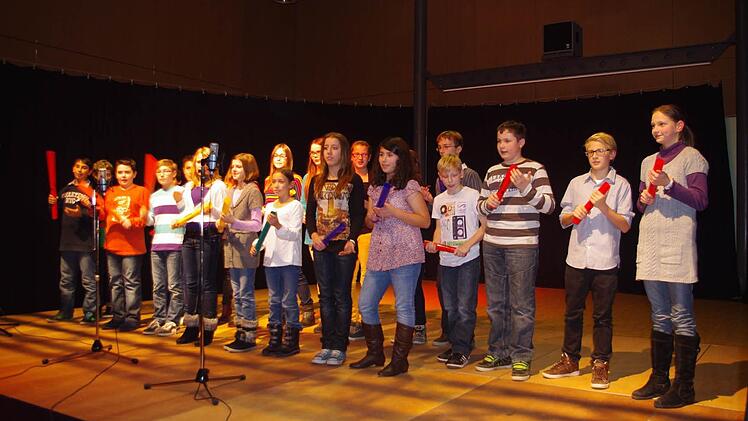 Die Klasse 6 g  interpretierte "It's Good" mit Boomwhackers. Die Musikinstrumente aus der Gruppe der Idiophone bestehen aus unterschiedlich langen Kunststoffröhren.