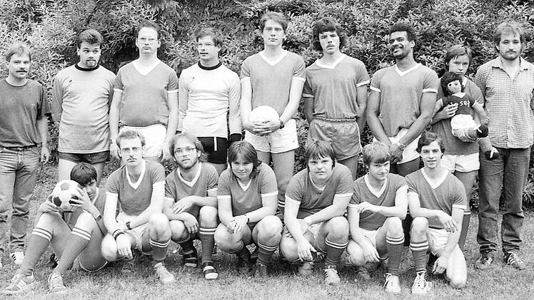 Die Fu&szlig;ballmannschaft der Hammelburger Werkstatt der Lebenshilfe belegt bei einem Qualifikationsturnier den 3. Platz. Unser Bild zeigt (stehend, von links): Trainer Edgar Hesselbach, Karl-Heinz Brand, Stefan Zenglein, Volker Gr&auml;nz, Stephan Scheibe, Heinz G&uuml;nter Reusch, Johnny Barko, Gabi Kochanek, Betreuer Martin Fiedrich sowie (vorne, von links) Hans F&uuml;&szlig;er, Mike Grisham, Joachim Mahler, Elke Kn&uuml;ttel, Andreas Schmitt, Stefan Bernhart und Roland Ziegler. Es fehlt Thomas Wahler.