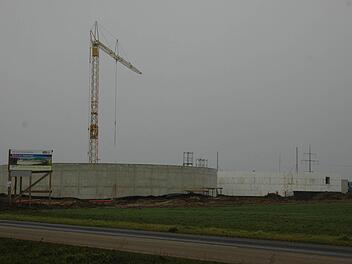Deutlich erkennbar - trotz des grauen Wetters - sind die Konturen der neuen Biogasanlage.  Foto: Gerhard Schmidt