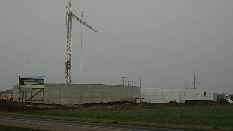 Deutlich erkennbar - trotz des grauen Wetters - sind die Konturen der neuen Biogasanlage.  Foto: Gerhard Schmidt