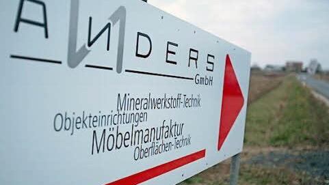 Auf der Straße von Unnersdorf nach Herreth steht am Abzweig nach Stadel ein Hinweisschild auf die Firma. Diese zog hier erst vor einem Jahr hierhin.