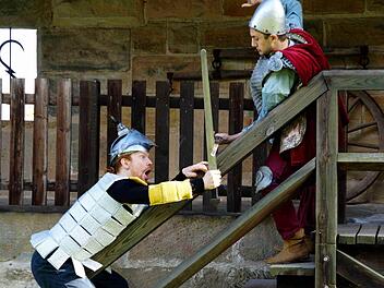 Benjamin Bochmann als Ritter Schwarzherz mit Benjamin Mangelsdorf als "kleiner dicker Ritter" Oblong-Fitz-Oblong.  Foto: Chapeau Claque