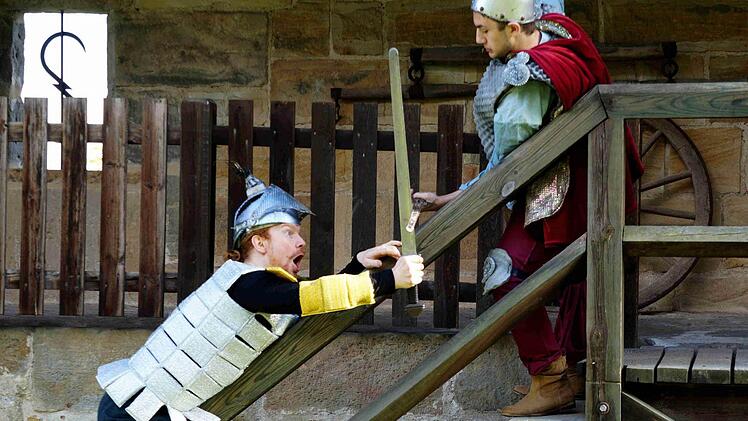 Benjamin Bochmann als Ritter Schwarzherz mit Benjamin Mangelsdorf als "kleiner dicker Ritter" Oblong-Fitz-Oblong.  Foto: Chapeau Claque