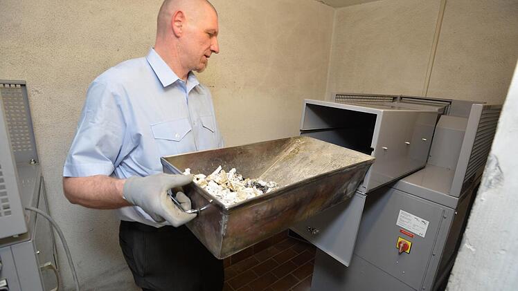 Nachdem Nägel und Schrauben entfernt sind, kommt die Asche in eine Mühle. Diese zermahlt die Knochenstücke und filtert Edelmetalle heraus. Foto: Ronald Rinklef