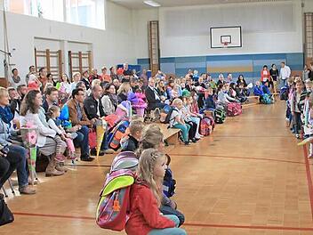 Tagsüber werden die städtischen Schulturnhallen hauptsächlich für den Schulbetrieb genutzt, so auch gestern bei der Einschulung. Ansonsten können die Hallen von Vereinen angemietet werden. Künftig kostet das Geld. Foto: Heike Beudert