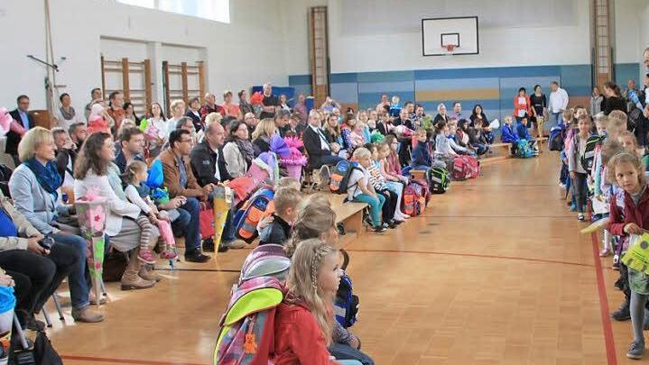 Tagsüber werden die städtischen Schulturnhallen hauptsächlich für den Schulbetrieb genutzt, so auch gestern bei der Einschulung. Ansonsten können die Hallen von Vereinen angemietet werden. Künftig kostet das Geld. Foto: Heike Beudert