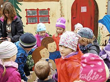 Kinder umringen Hänsel und Gretel und die Hexe. Foto: Arkadius Guzy