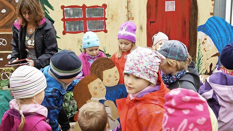Kinder umringen Hänsel und Gretel und die Hexe. Foto: Arkadius Guzy