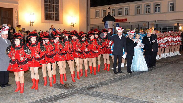 Matthias Bühner (Sitzungspräsident Fidelia Reiterswiesen) und Alexander Pusch (Präsident Reiterswiesen) traten mit ihrer Faschingsprinzesin Michelle I. und den Garden, dem Garitzer BTC Sitzungspräsidenten Christian Rüth und Axel Dürrheimer gegen die Rathausspitzen an. Foto: Peter Rauch