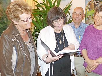 Das Terminbuch des Baiersdorfer Fahrdiensts ist voll: Gundula Rieger, Gisela Lawaczeck, Hartmut Nunier und Ingrid Hilfenhaus schauen sich die Einträge gemeinsam an. Foto: Carmen Schwind