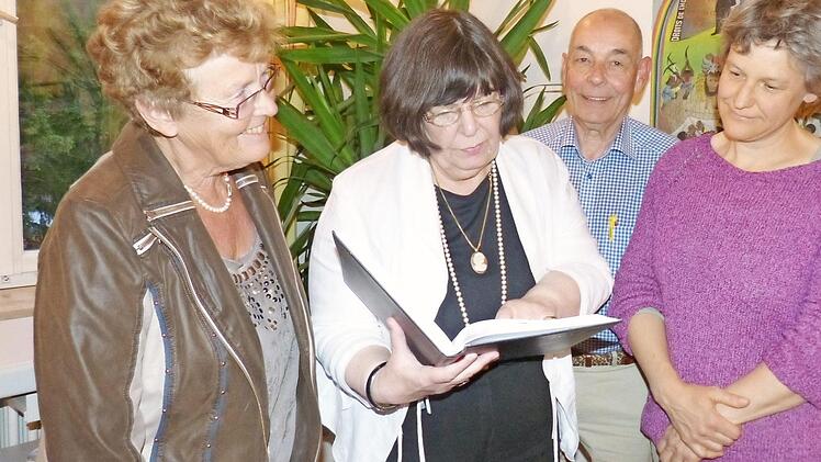 Das Terminbuch des Baiersdorfer Fahrdiensts ist voll: Gundula Rieger, Gisela Lawaczeck, Hartmut Nunier und Ingrid Hilfenhaus schauen sich die Einträge gemeinsam an. Foto: Carmen Schwind