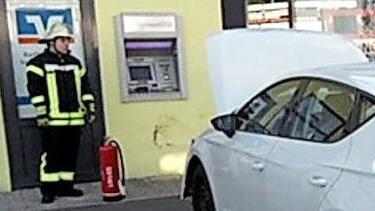 Beim Aufprall wurden die Fahrerin und die Beifahrerin des Wagens leicht verletzt. Foto: Feuerwehr Heßdorf