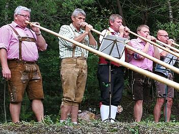 Wie ein Echo "in den Bergen" klingt, führten die Alphornbläser Haßberge vor. Fotos: Olaf Betz