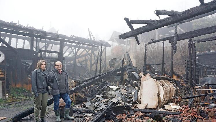 Am Tag nach dem Brand stehen Anke und Stefan Schroth vor den Überresten der ehemaligen Schreinerei und Schlosserei und sind dankbar, dass das Feuer nur Sachschaden verursachte.  Fotos: Marion Eckert