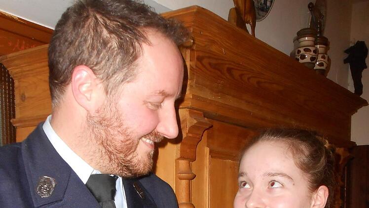 Vorsitzender Matthias Büttner begrüßt Lena Kötzner als Neuzugang bei der Feuerwehr Wirmsthal. Foto: Doris Bauer