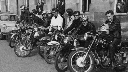 1967 entstand dieses Bild am Kulmbacher Bahnhof. Rechts Reinhard Auschill. Foto: privat