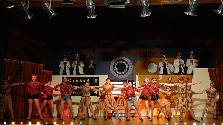 Die Juniorengarde des NCC tanzte als Cowgirls und Indianerinnen verkleidet zu Klassikern wie Purs "Indianer" oder Billy Ray Cyrus' "Achy Breaky Heart".Pierre Strecker