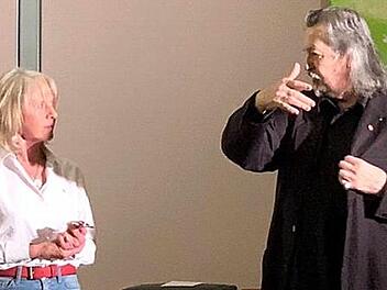 Zauberer Wolfgang Klier trat in Schlaifhausen auf. Ganz besonders interessierten ihn die Gedanken der Gäste - und ihre Eheringe. Foto: privat