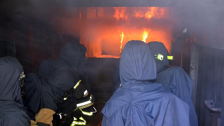 Fertigmachen und Kontrolle vor dem Einrückenin den Brandcontainer. Peter Rauch