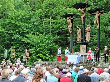 Unter der überdimensionalen Kreuzigungsgruppe feierten fast 300  Gottesdienstbesucher die Hubertusmesse neben der Talkirche. Foto: Dieter  Britz