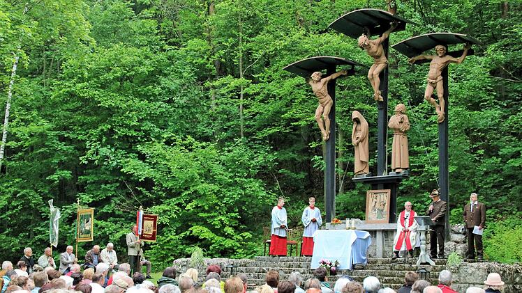 Unter der überdimensionalen Kreuzigungsgruppe feierten fast 300  Gottesdienstbesucher die Hubertusmesse neben der Talkirche. Foto: Dieter  Britz