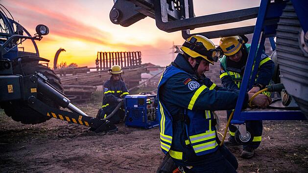 Mit schwerem Ger&auml;t hilft das THW bei Br&auml;nden, Hochwasser oder Unwetter.  Foto: Tobias Marquardt