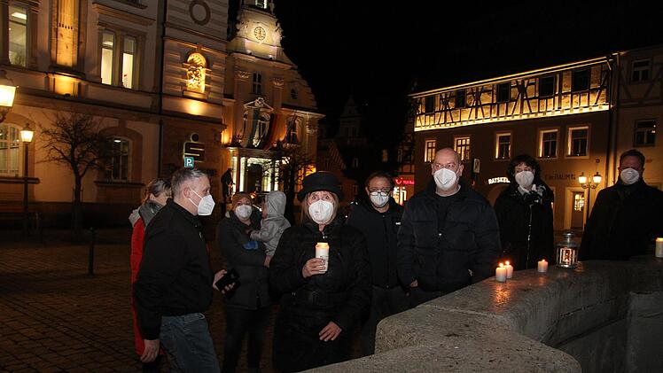 Bei der gestrigen Zusammenkunft wurde ein Zeichen gegen die Anti-Corona-Demos gesetzt. Organisiert hatte das Treffen SPD-Stadtrat Matthias Hahn (Dritter von rechts)