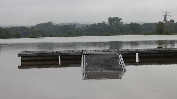 Es führt ein Steg ins Nirgendwo.... an der Kulmbacher Kieswäsch.