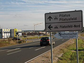 Als einen Grund für den zunehmenden Verkehr sehen die betroffenen Anwohner auch die neuen Gewerbegebiete wie hier zwischen Hausen und Forchheim. Fotos: Erlwein