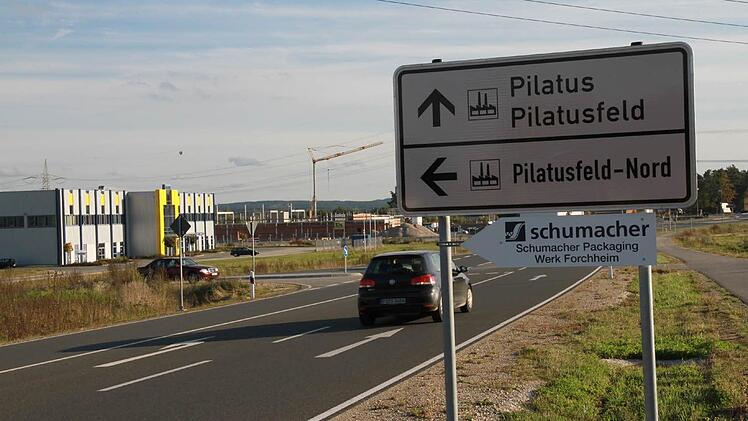 Als einen Grund für den zunehmenden Verkehr sehen die betroffenen Anwohner auch die neuen Gewerbegebiete wie hier zwischen Hausen und Forchheim. Fotos: Erlwein