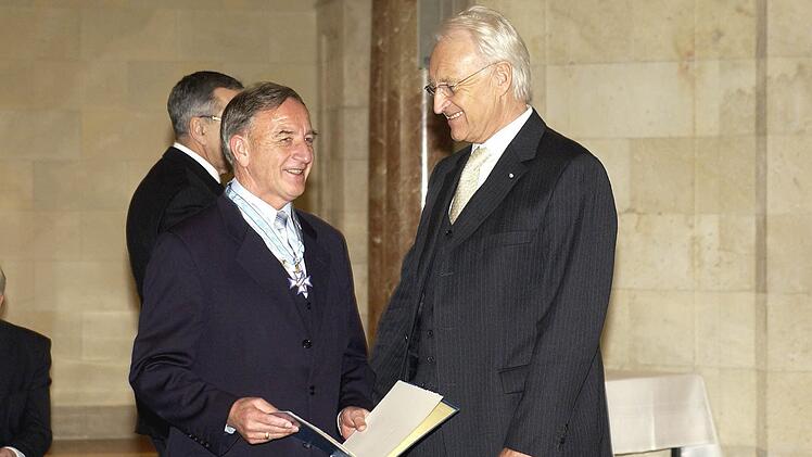 Erinnerungen an Herbert Neder: Verleihung des Bayerischen Verdienstordens 2004 mit dem damaligen Ministerpräsidenten Edmund Stoiber.
