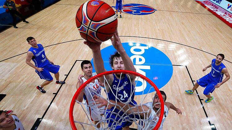 Tschechiens Topscorer Jan Vesely (23 Punkte/10 Rebounds) fliegt zum Dunking an. Foto: Sebastien Nogier/dpa