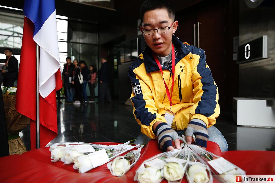 Weltweit gedenken Menschen den Opfer des Terrors von Paris