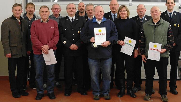 Bürgermeister Wilhelm Friedrich (links) und Vorsitzender Hendrik Kenner (rechts) freuen sich über langjährige Vereinstreue der Zeitlofser Wehrler: Thomas Höfler, Reinhold Weitzel, Erich Elm, Bernhard Buberl, Andreas Ochs, Harald Hauke, Bernd Schröder, Jürgen Klug, Barbara Weichert, Roland Müller und Walter Nickolai. Foto: Stephanie Elm
